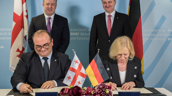 Gemeinsam mit ihrem georgischen Amtskollegen Aleksandre Jejelava unterzeichnet Bundesministerin Johanna Wanka ein Abkommen
