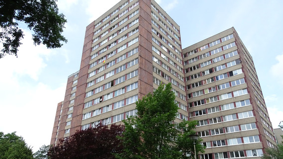 Das Bild zeigt einen Plattenbau in Frankfurt/Oder, der im Rahmen des Forschungsprojekts zu einem Mehrgenerationenhaus umgerüstet werden soll.