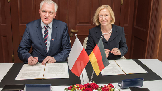 Bundesministerin Johanna Wanka und Jaroslaw Gowin, stellvertretender Ministerpräsident und Minister für Forschung und Hochschulwesen in Polen, unterzeichnen ein gemeinsames Abkommen