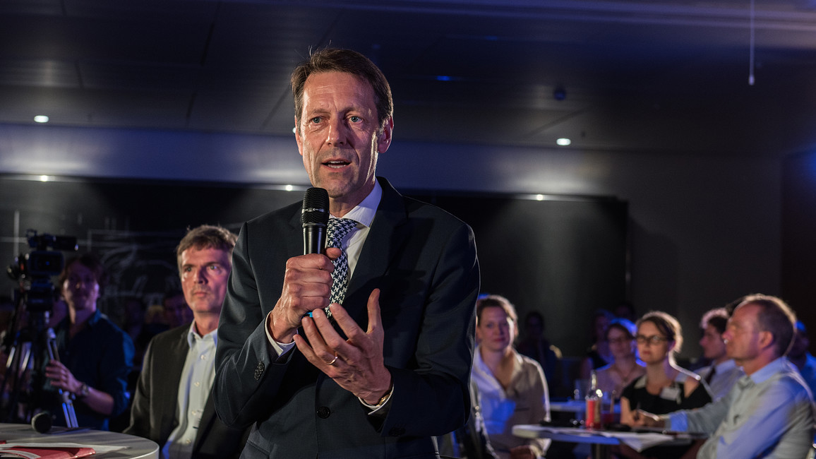 Georg Schütte, Staatssekretär im Bundesministerium für Bildung und Forschung, im Gespräch mit Bürgerinnen und Bürgern