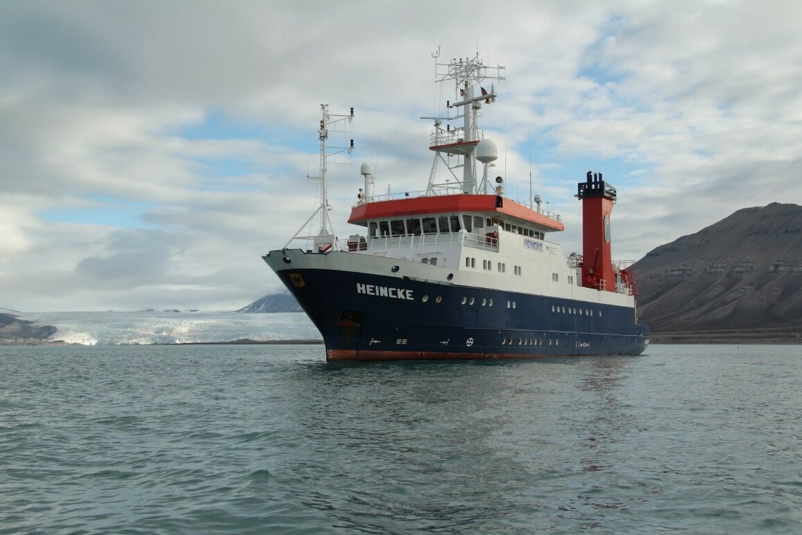 FS Heincke im Billefjord auf Spitzbergen