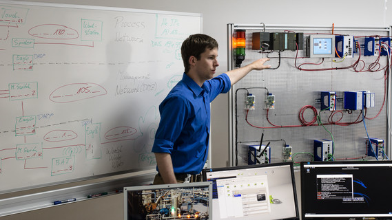 Das Bild zeigt einen Forscher der TH Deggendorf, wie erIndustriepartner zu wirksamen Abwehrmaßnahmen schult.