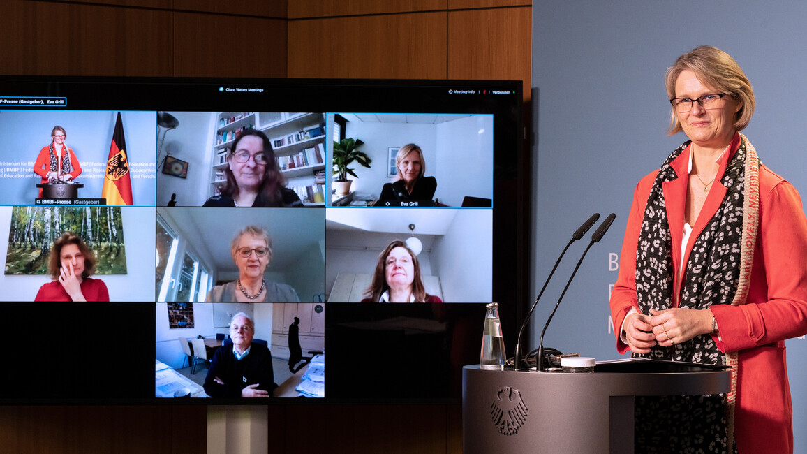 Bundesministerin Anja Karliczek in einer Pressekonferenz zum Thema: Wichtiger Beitrag der Wissenschaft für Schule in Pandemiezeiten.