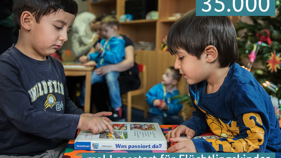 Flüchtlingskinder mit ihrem ersten Lesestartset