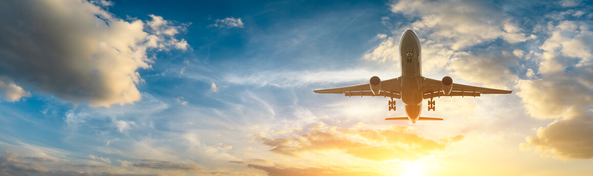 Flugzeug am Himmel bei Sonnenaufgang