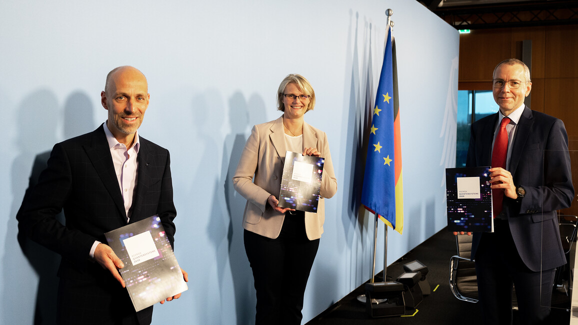 Verabschiedung der Agenda Quantensysteme 2030; v.l.: Peter Leibinger (stv. Vorsitzender TRUMPF Gruppengeschäftsführung), Anja Karliczek, Prof. Immanuel Bloch (Sprecher Programmausschuss Quantensysteme)