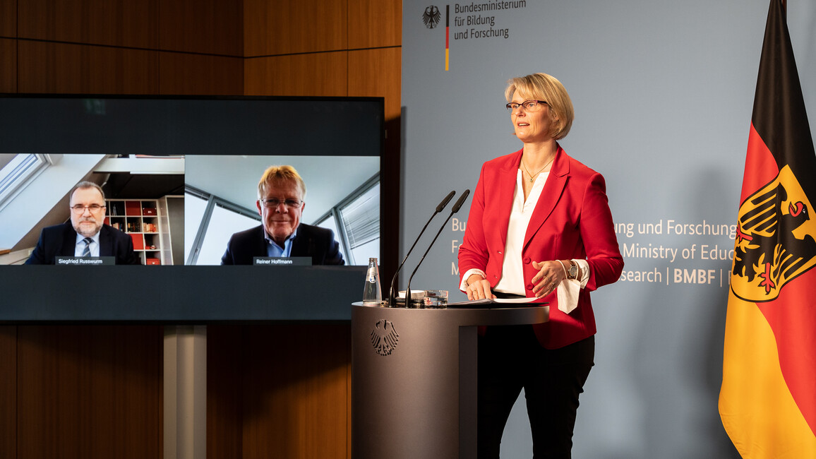Bundesministerin Anja Karliczek auf einer gemeinsamen Pressekonferenz mit dem Präsidenten des Bundesverbands der Deutschen Industrie Siegfried Russwurm und dem Vorsitzenden des Deutschen Gewerkschaftsbunds Reiner Hoffmann.