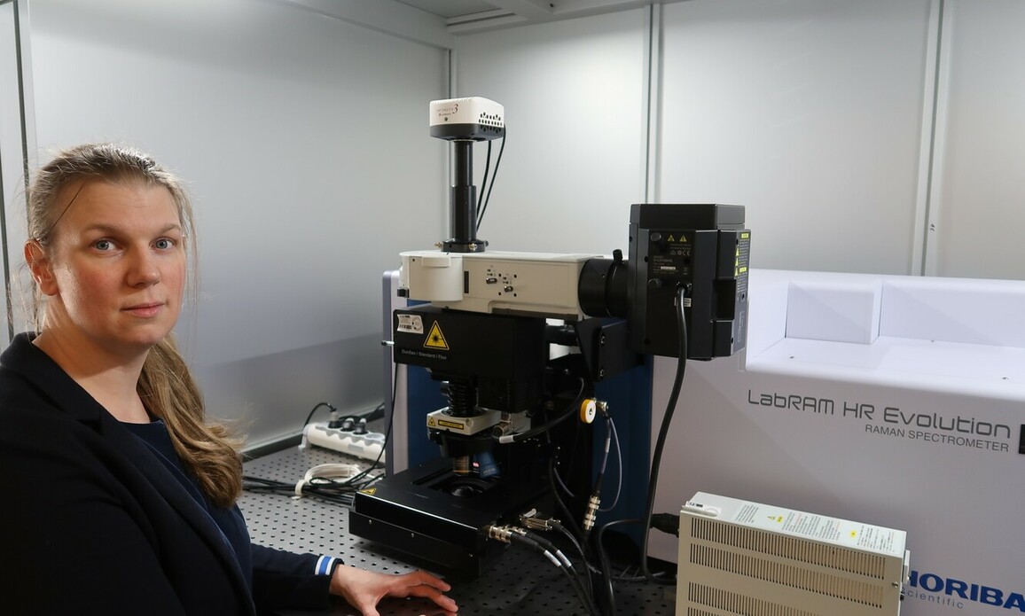 Dr. Nicole Zumbülte, Koordinatorin des BMBF-Verbundprojektes MicBin, im Labor des Technologiezentrums Wasser
