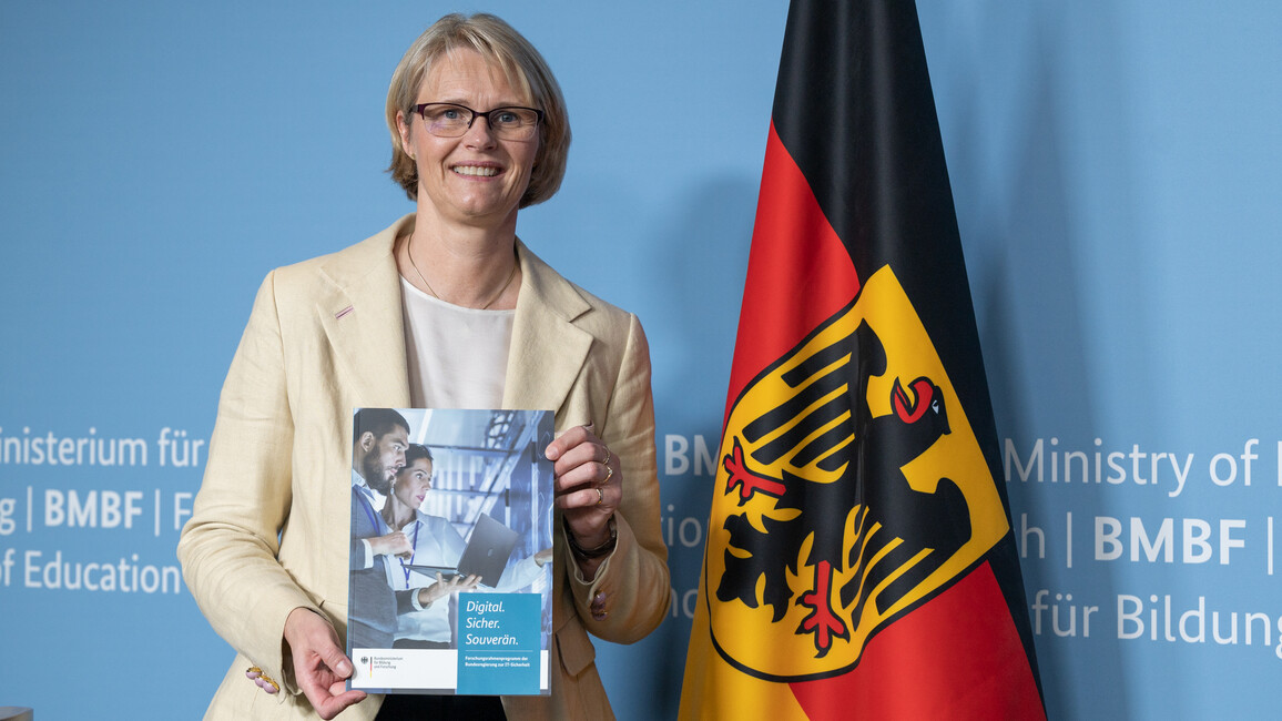 Bundesforschungsministerin Anja Karliczek stellt 350-Millionen-Rahmenprogramm zur IT-Sicherheitsforschung vor.