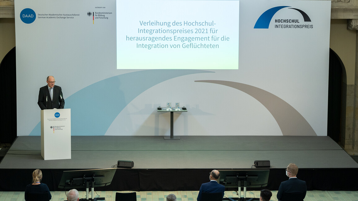 Michael Meister, Parlamentarischer Staatssekretär bei der Bundesministerin für Bildung und Forschung, verleiht in Berlin den Hochschullehrer-Integrationspreis 2021.