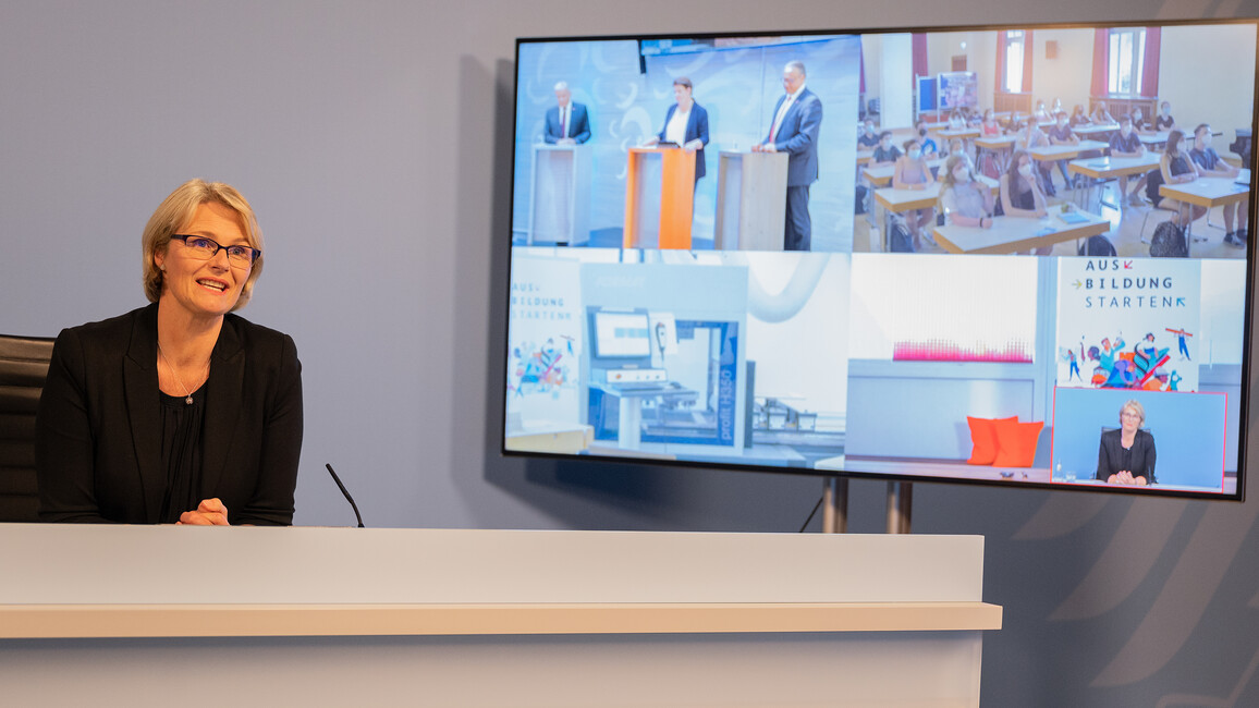 Unter dem Motto „Lernorte der Zukunft – echt.nachhaltig.digital“ starteten Bundesbildungsministerin Anja Karliczek und Handwerkspräsident Hans Peter Wollseifer am Donnerstag, 17. Juni 2021, in Berlin den ersten von insgesamt acht themenbezogenen Aktionstagen im Rahmen des „Sommers der Berufsbildung“.