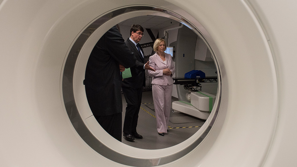 Im Rahmen ihrer Sommerreise besuchte Bundesministerin Johanna Wanka OncoRay in Dresden