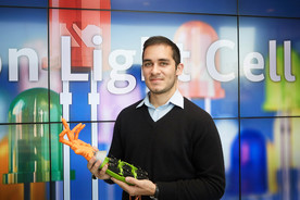 Der Maker Jan-Tarek Butt präsentierte im BMBF im Oktober 2015 eine Handprothese aus dem 3D-Drucker