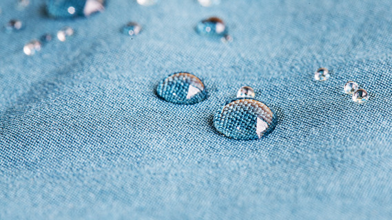 Regentropfen auf Kleidung