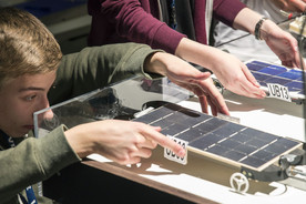 Volle Konzentration am Start: Bei SolarMobil Deutschland schicken Schüler ihre selbst gebauten Solar-Flitzer ins Rennen.