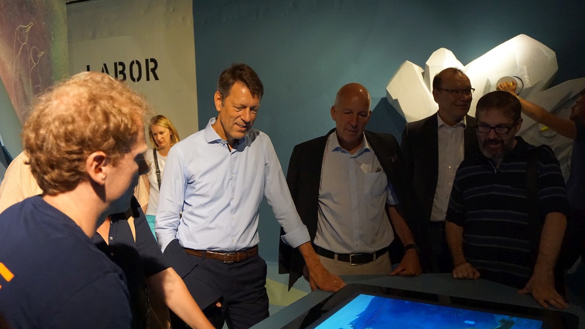 Georg Schütte, Staatssekretär im Bundesministerium für Bildung und Forschung, besucht die MS Wissenschaft.