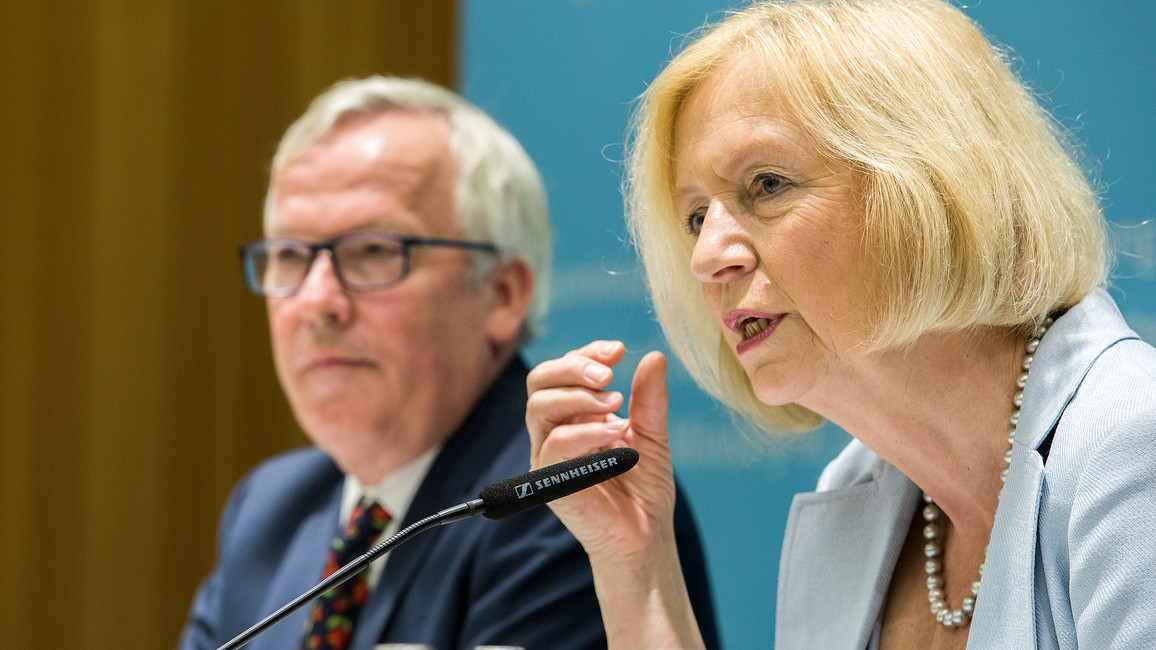 Bundesbildungsministerin Johanna Wanka neben Michael Heister, Abteilungsleiter im BIBB, bei der gemeinsamen Vorstellung der Studie in Berlin.