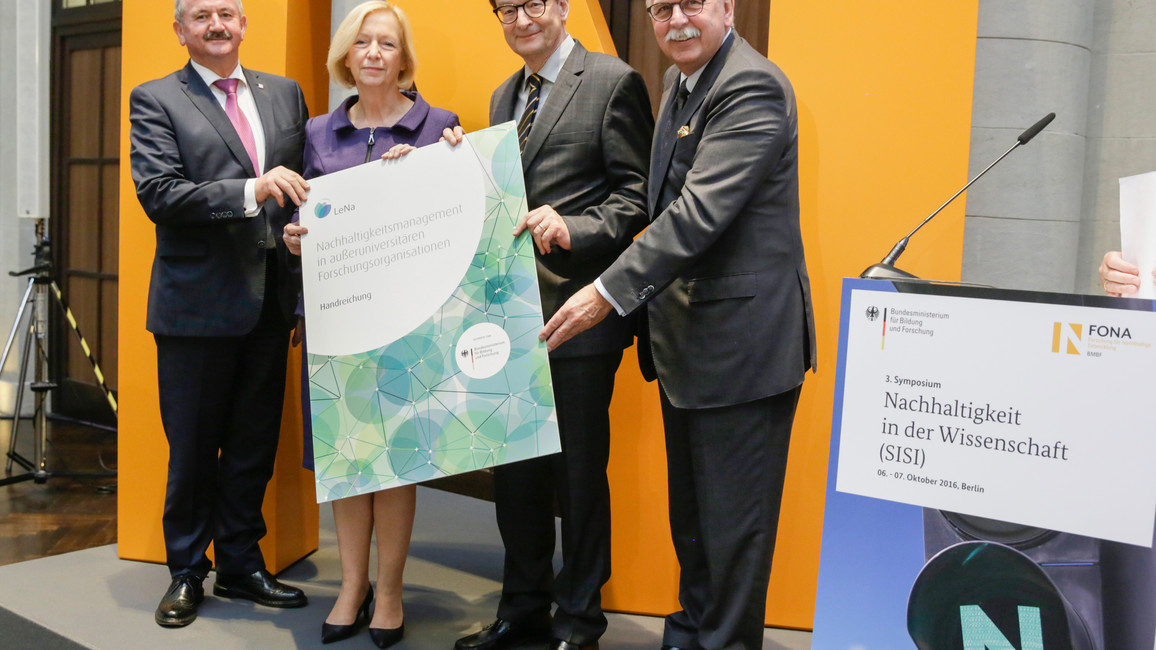Übergabe der Handreichung „Nachhaltigkeitsmanagement in Forschungsorganisationen“. V.l. Prof. Dr.-Ing. Reimund Neugebauer, Präsident der Fraunhofer-Gesellschaft (FhG), Prof. Dr. Johanna Wanka, Bundesministerin für Bildung und Forschung, Prof Dr. med. Dr. h. c. mult Otmar D. Wiestler, Präsident der Helmholtz-Gemeinschaft (HGF) und Prof. Dr.-Ing. Matthias Kleiner, Präsident der Leibniz-Gemeinschaft (WGL).