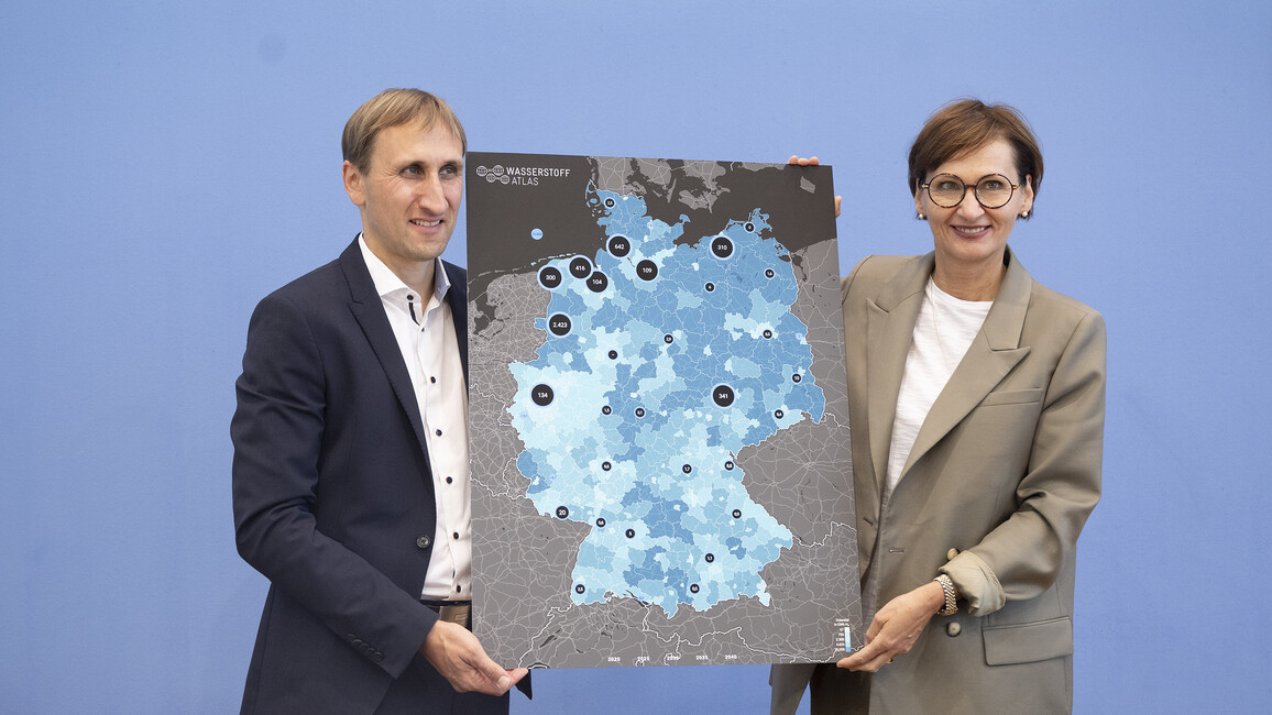 Bundesministerin Bettina Stark-Watzinger und Prof. Michael Sterner stellen den Wasserstoffatlas Deutschland vor