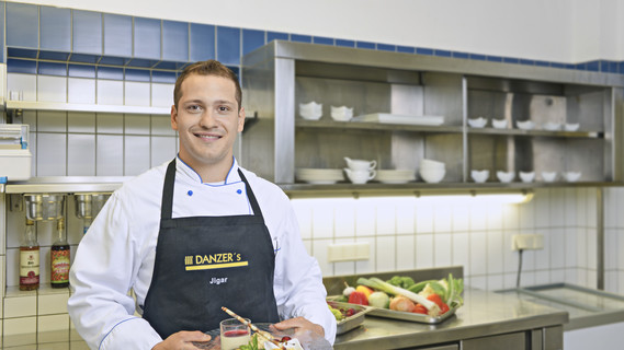 Jigar Hasso flüchtete 2013 aus Syrien nach Deutschland. 2015 hat der gelernte Koch durch eine Qualifikationsanalyse die Anerkennung seines Berufsabschlusses erhalten. Sein nächstes Ziel ist die Ausbildereignungsprüfung, um schließlich Küchenmeister zu werden.