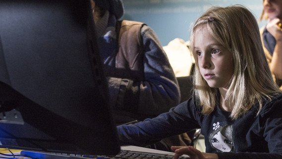 Die 8jährige Anita ist ganz begeistert von Computertechnik.