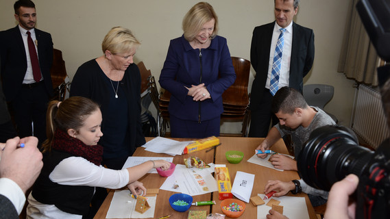 Bundesministerin Wanka hat im Rahmen der Initiative Bildungsketten eine Schule in Nürtingen besucht.