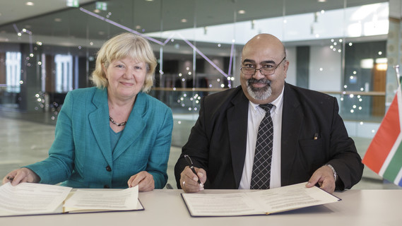 Zusammenarbeit wird fortgesetzt: Susanne Burger vom Bundesbildungsministerium und Firoz y Patel vom südafrikanischen Ausbildungsministerium