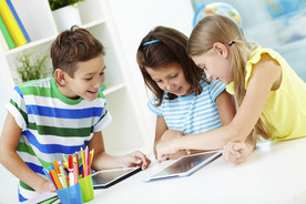 Kinder mit Tablet