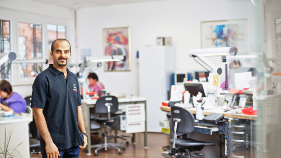 Alaa Kheralah kam im Oktober 2014 als Flüchtling aus Syrien nach Deutschland. Bereits im Januar 2015 erhielt er die Anerkennung seiner in Jordanien absolvierten Zahntechniker-Ausbildung.