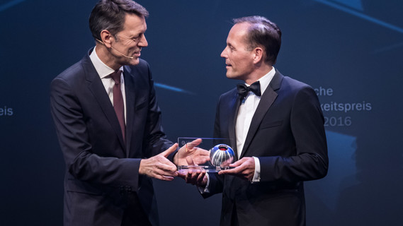 Staatssekretär Schütte übergibt den Deutschen Nachhaltigkeitspreis.