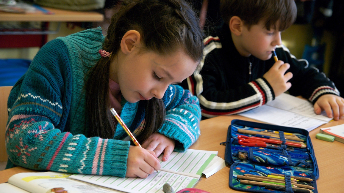Die Katholische Grundschule 'Passstrasse' ist seit 2005 offene Ganztagsschule. Die Kinder werden auch nach dem Unterricht von Lehrern und pädagogischen Fachkräften betreut. Hier: Deutschunterricht in der 2. Klasse.