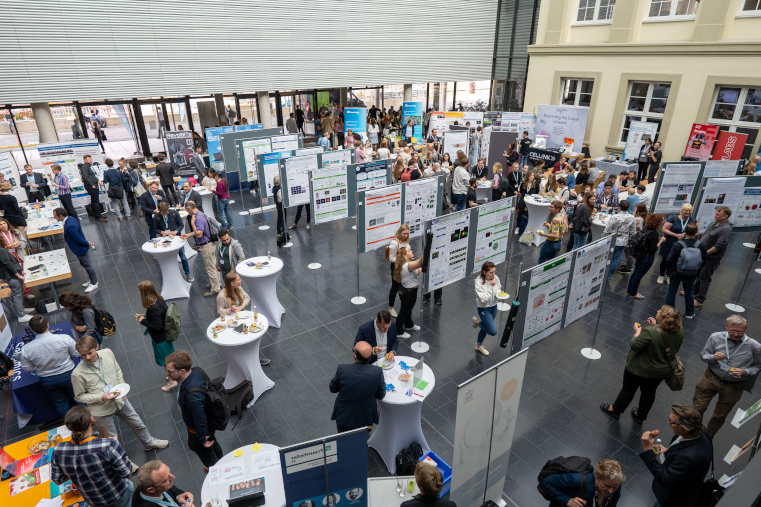 Fast 250 Teilnehmende reisten zum ersten WI3R Symposium nach Würzburg.