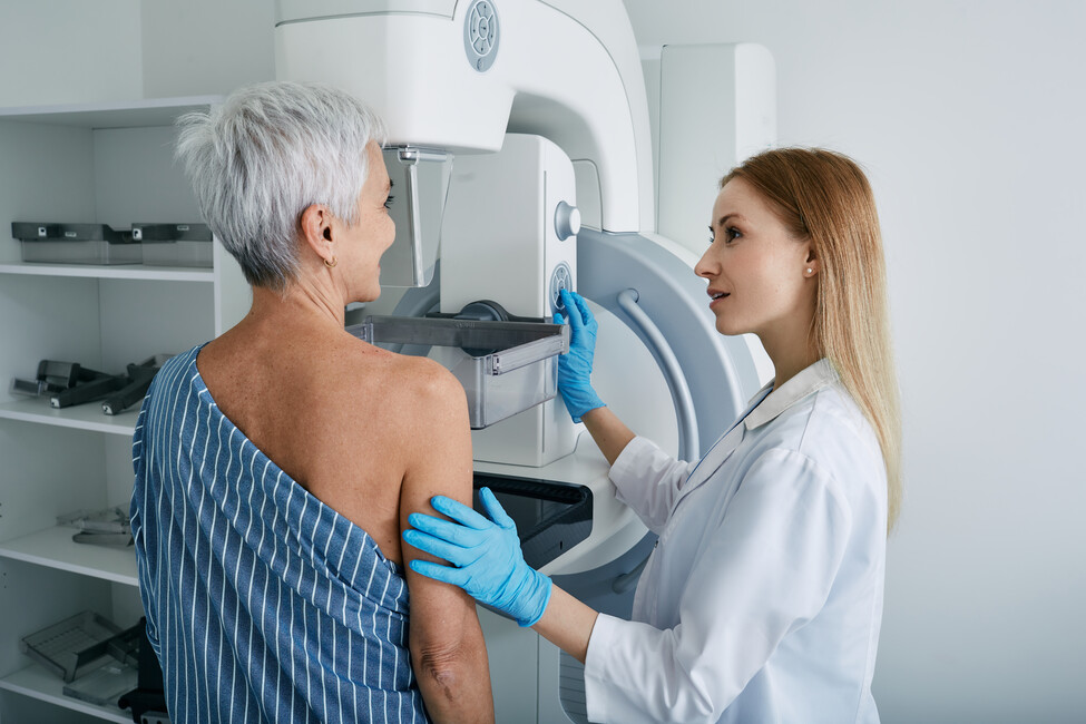 Frau bei der Mammographie