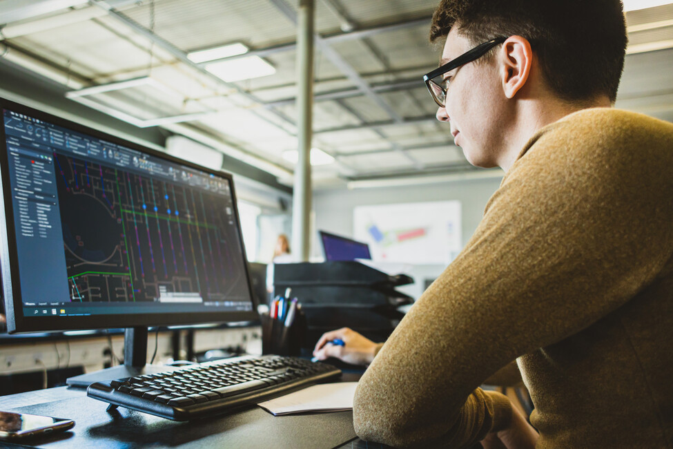 Entwickler arbeitet am Bildschirm