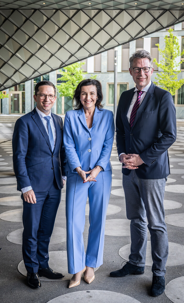 v.l.: Falko Mohrs, Minister für Wissenschaft und Kultur Niedersachsen; Bundesministerin Dorothee Bär; Markus Blume, Bayerischer Staatsminister für Wissenschaft und Kunst.