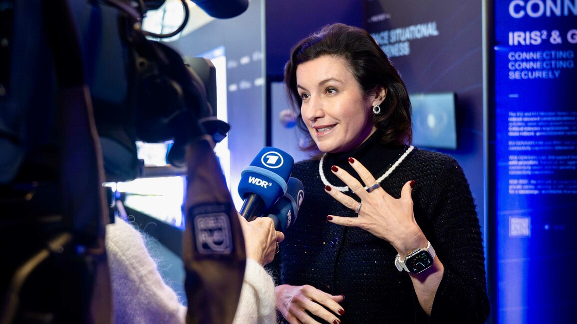 Ministerin spricht in ein Mikrofon