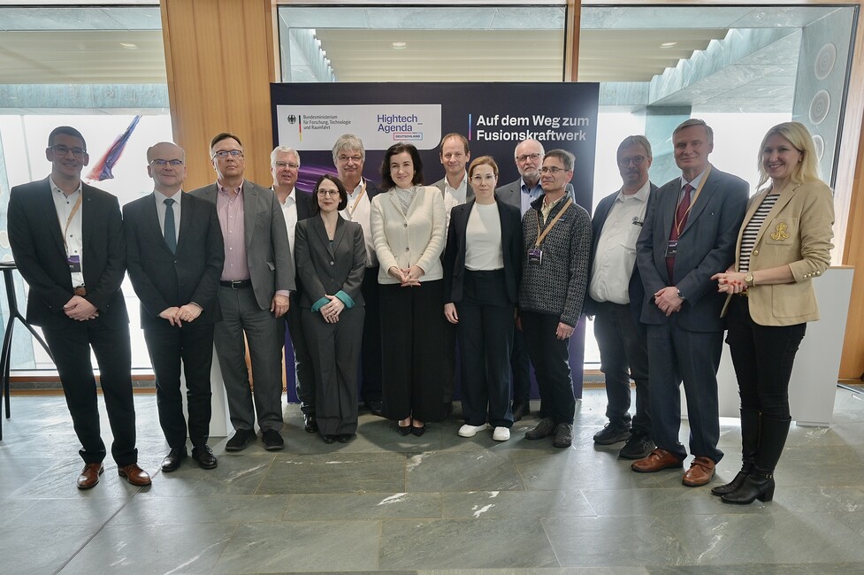 Bundesforschungsministerin Dorothee Bär, Parlamentarische Staatssekretärin Dr. Silke Launert und Staatssekretär Dr. Rolf-Dieter Jungk mit den Sprecherinnen und Sprechern des Beirats