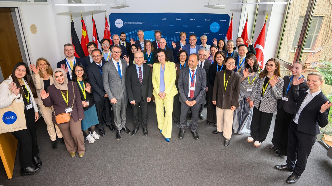 Vertreterinnen und Vertreter der binationalen Hochschulen sowie Frau Bär und Herr Jungk