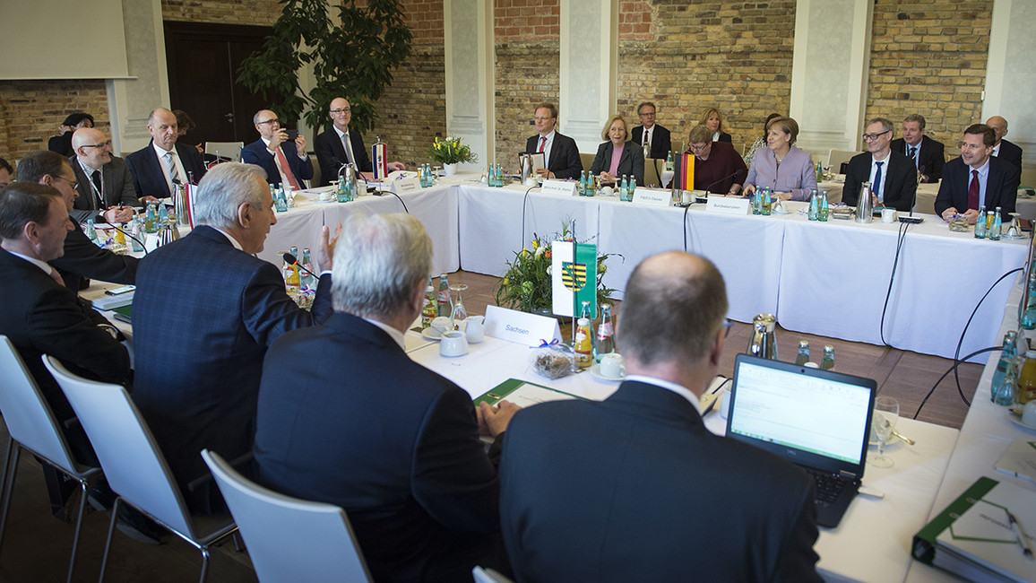 Bundesministerin Johanna Wanka nahm neben Bundeskanzlerin Angela Merkel an der Tagung der Ministerpräsidenten der ostdeutschen Länder teil.