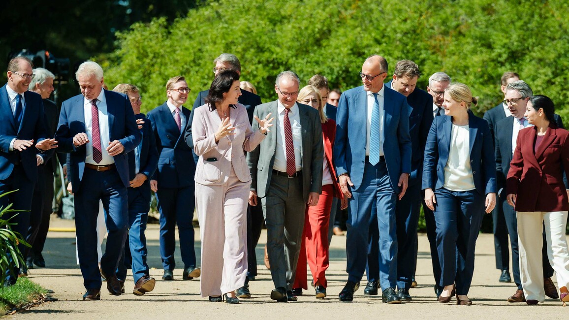Frau Bär im Gespräch mit Bundeskanzler Merz und Kabinettsmitgliedern