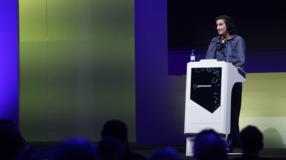 Frau Bär spricht auf einem Podium bei der politischen gamescom-Eröffnung