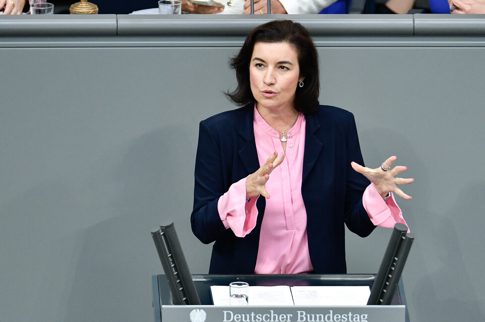 Bär hält im Bundestag eine Rede am Pult