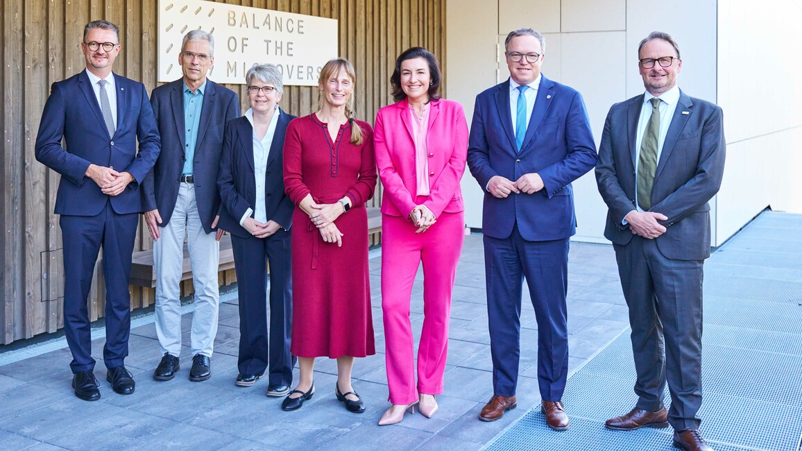 Tischner, von Puttkammer, Brandt, Küsel, Bär, Voigt und Marx vor dem Microverse Center Jena