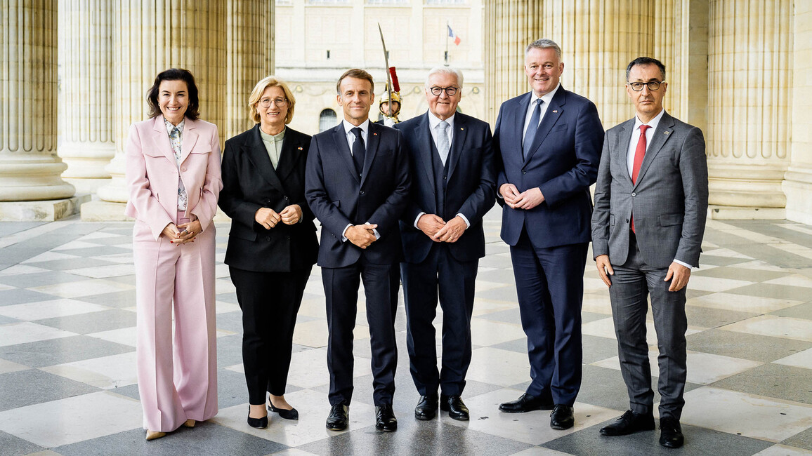 Bär mit Rehlinger, Macron, Steinmeier, Schnieder und Özdemir in Frankreich bei einem gemeinsamen Foto.