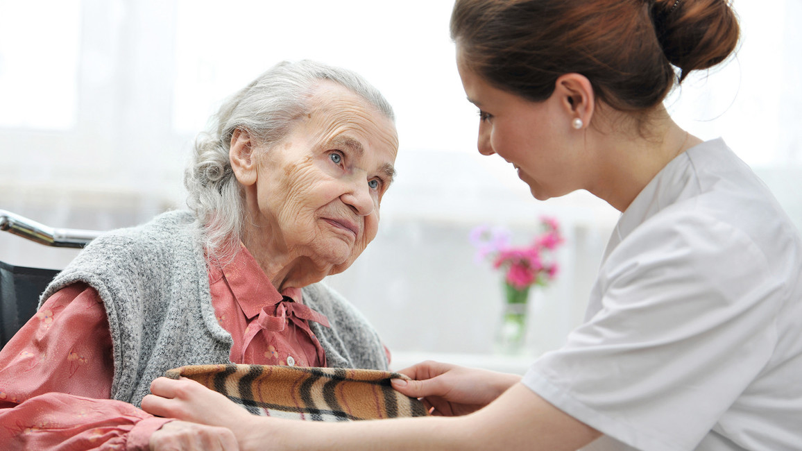 Zuwendung und Fürsorge sind für viele Patientinnen und Patienten in einer geriatrischen oder palliativmedizinischen Einrichtung sehr wichtig. Das Auftreten von multiresistenten Keimen stellt daher eine schwierige Situation dar.