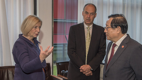 Bundesministern Wanka und ihr chinesischer Kollege Wan Gang auf dem Forum