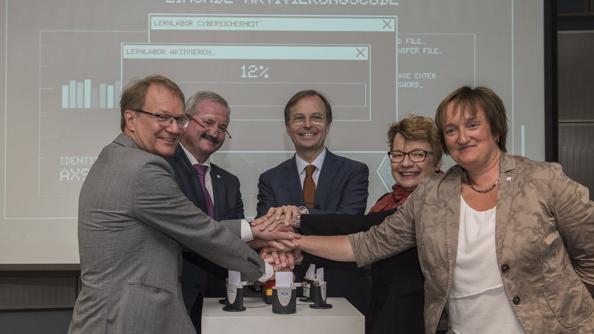 Start für das Lernlabor Cybersicherheit; v.l.:Klaus Semlinger (Präsident der Hochschule für Technik und Wirtschaft Berlin), Reimund Neugebauer (Präsident Fraunhofer), Thomas Rachel, Burghilde Wienecke-Toutaoui (Präsidentin der Technischen Hochschule Brandenburg), Ina Schieferdecker (Institutsleiterin Fraunhofer FOKUS)