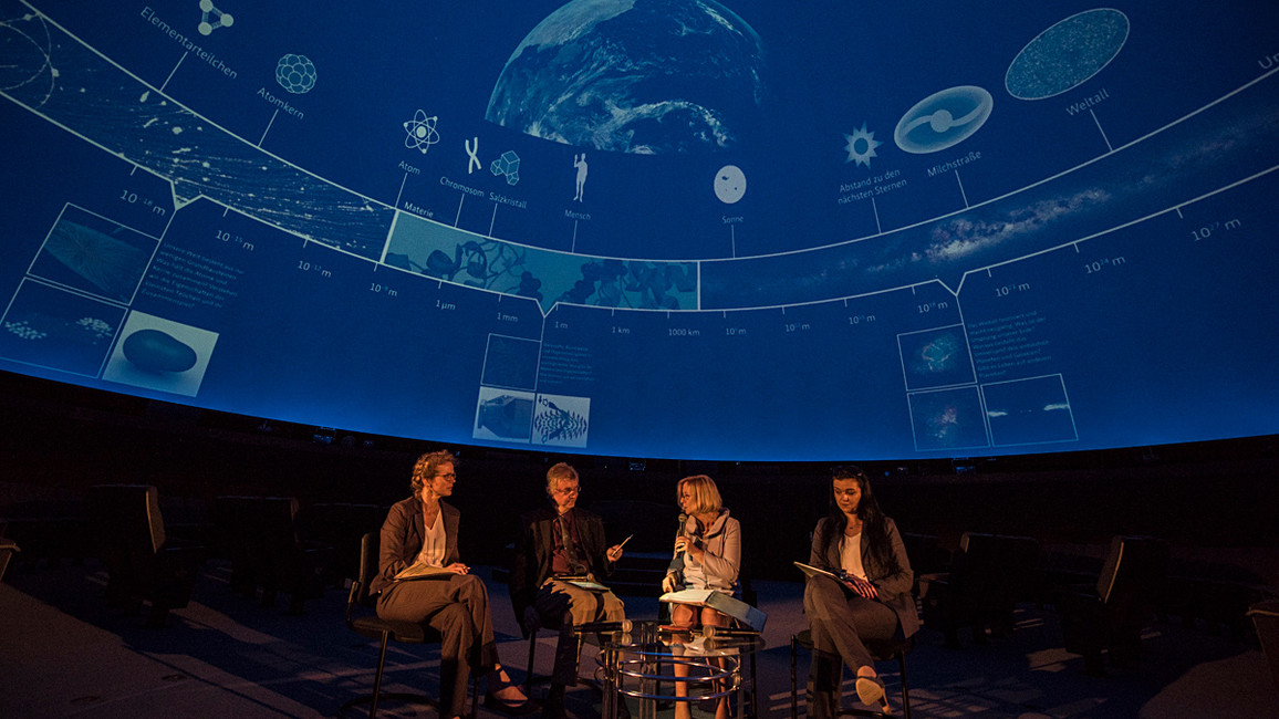 Bundesministerin Johanna Wanka stellt im Zeiss-Großplanetarium das Rahmenprogramm 'Universum und Materie' vor. (v.l.): Nina Satori (Pressesprecherin BMBF), Matthias Steinmetz (Präsident des Leibniz-Instituts für Astrophysik), Bundesministerin Johanna Wanka, Concettina Sfienti (Universität Mainz)