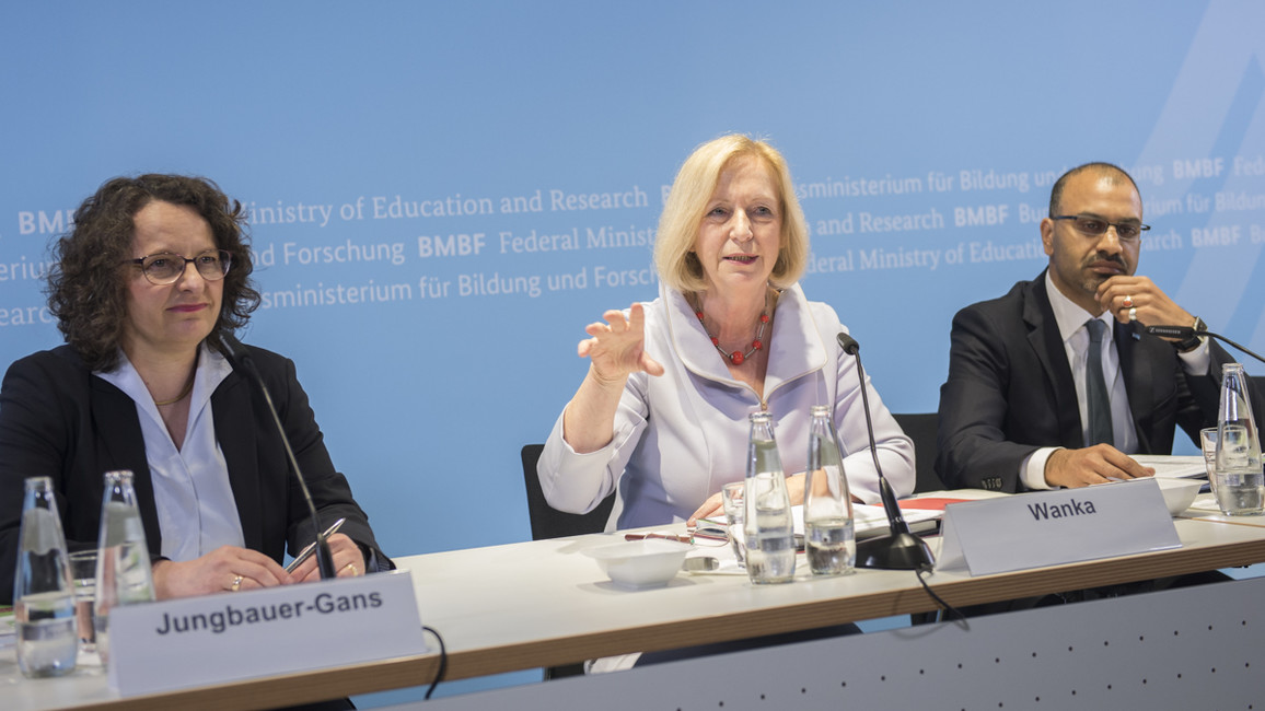 Bundesministerin Johanna Wanka (Mitte) stellt gemeinsam mit Monika Jungbauer-Gans (wissenschaftliche Geschäftsführerin des DZHW) sowie Joybrato Mukherjee (Vizepräsident des DAAD) die Ergebnisse der Studie 'Wissenschaft weltoffen 2017' vor.