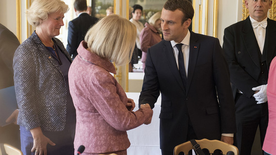Bundesministerin Johanna Wanka wird vom französischen Präsidenten Emmanuel Macron begrüßt.
